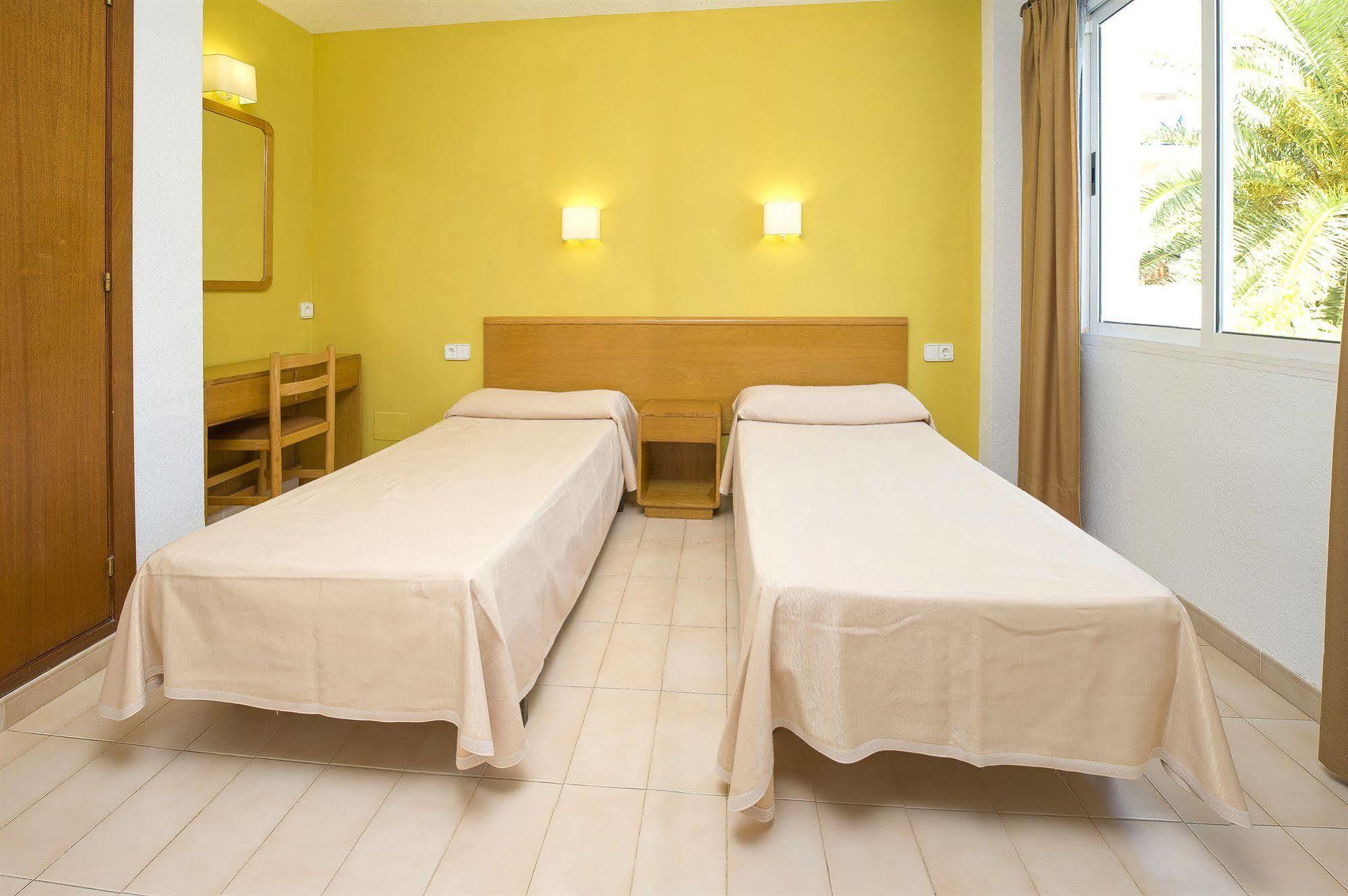 Apartamentos Cala Llonga Кала-Лонга Экстерьер фото