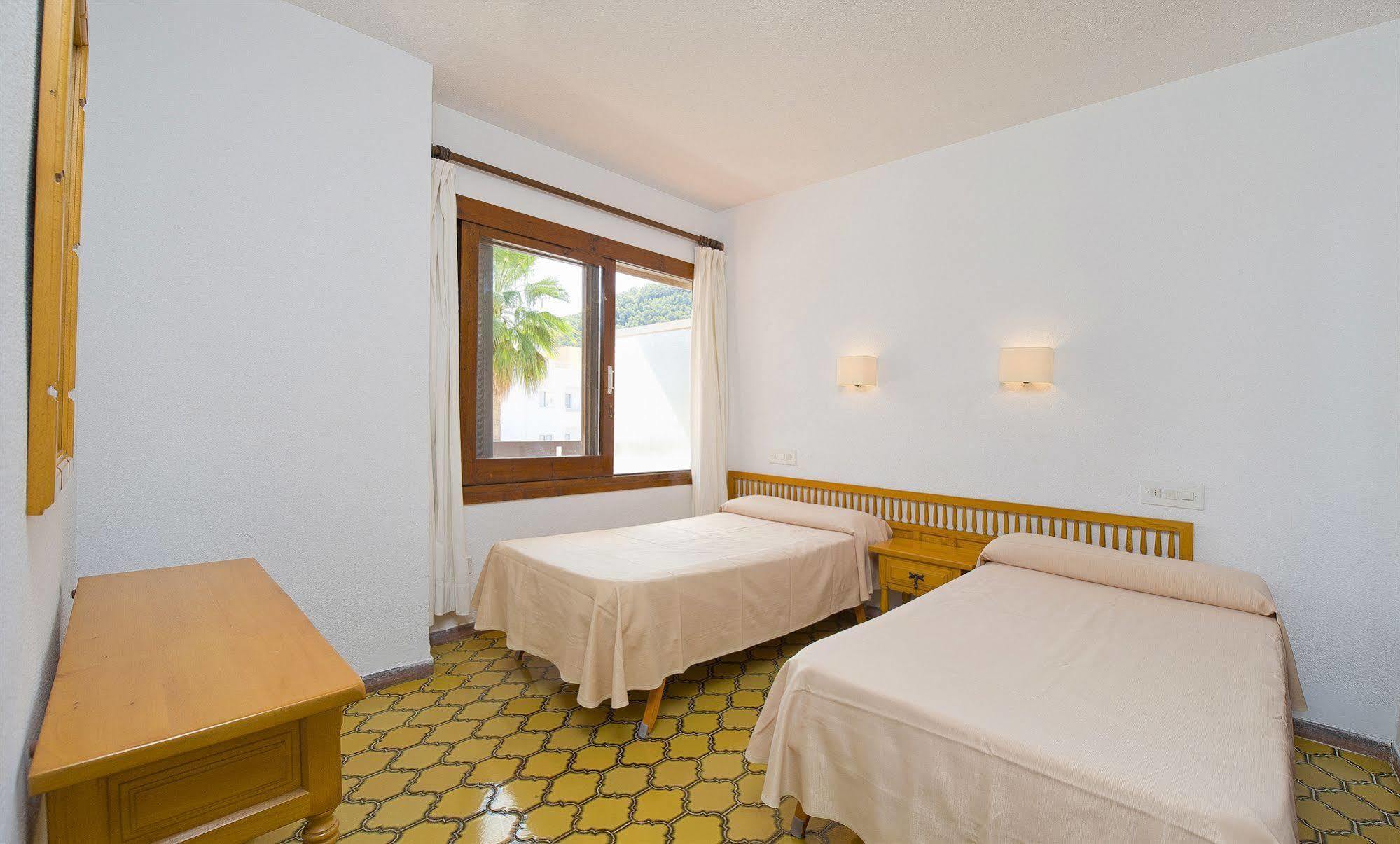 Apartamentos Cala Llonga Кала-Лонга Экстерьер фото