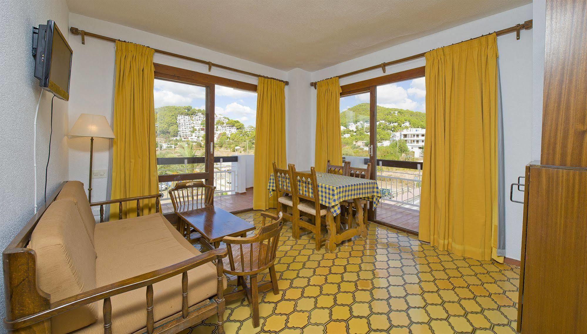 Apartamentos Cala Llonga Кала-Лонга Экстерьер фото