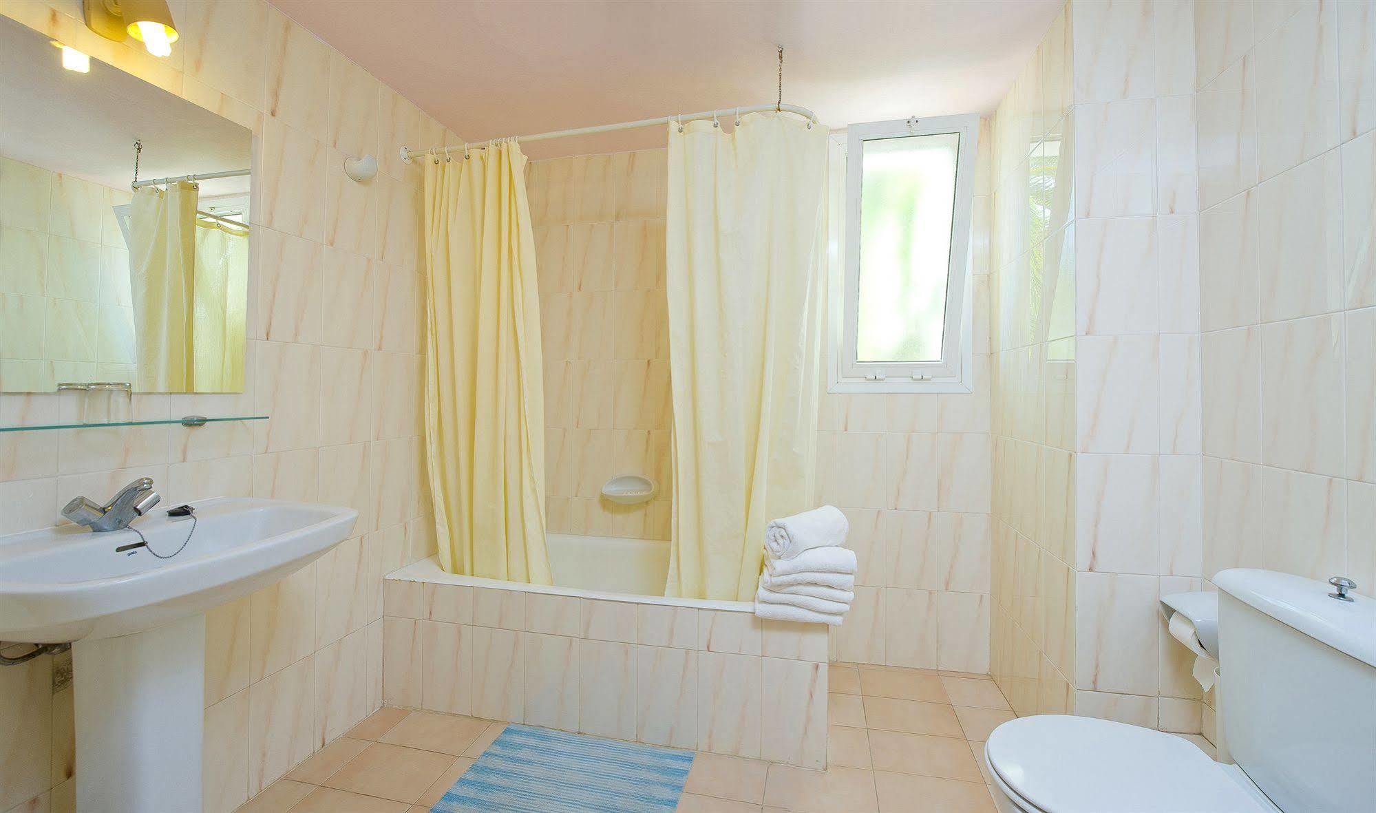 Apartamentos Cala Llonga Кала-Лонга Экстерьер фото