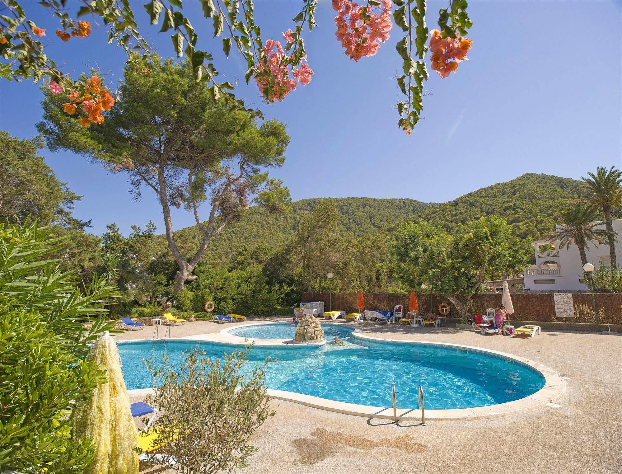 Apartamentos Cala Llonga Кала-Лонга Экстерьер фото